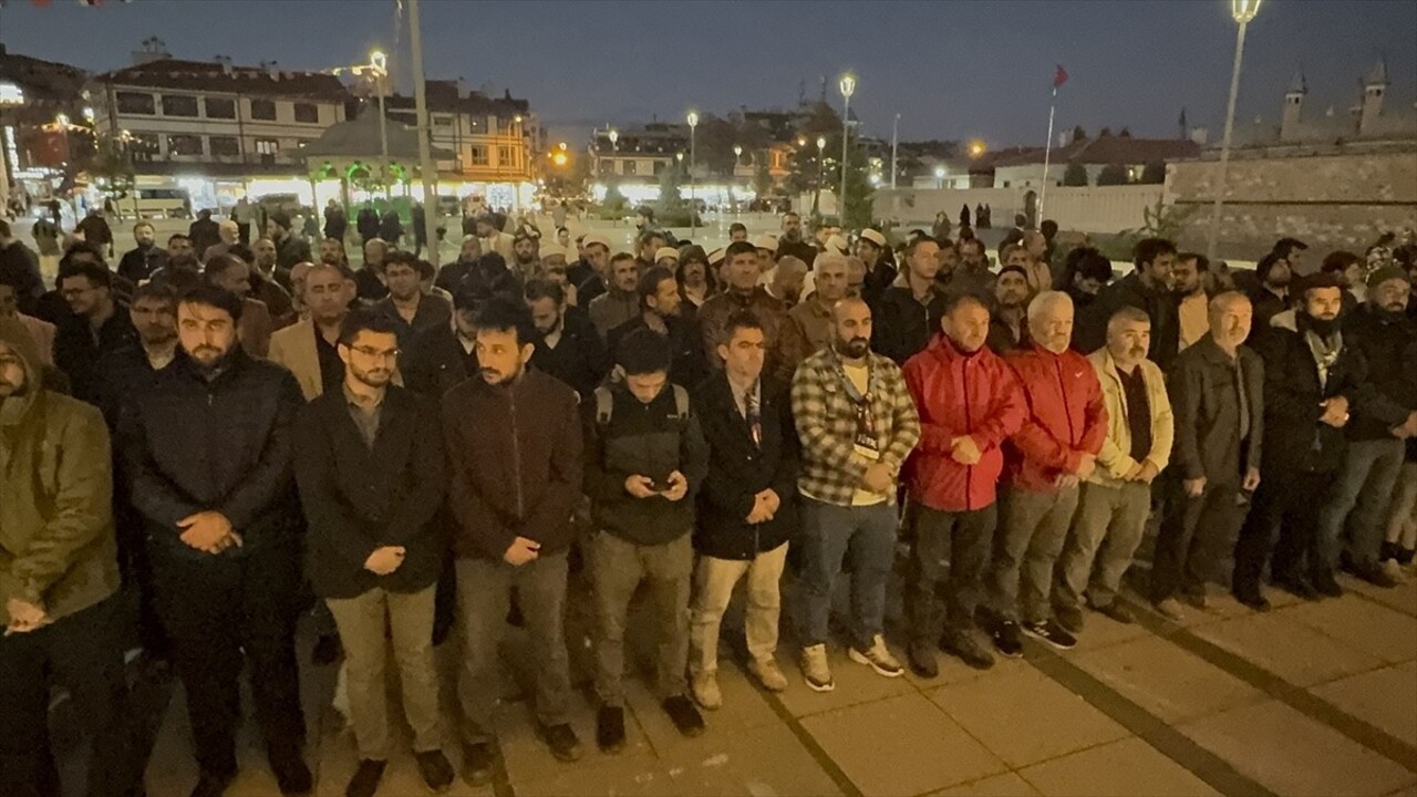 Konya'da, İsrail'in saldırısında yaşamını yitiren Hamas Siyasi Büro Başkanı Yahya Sinvar için...