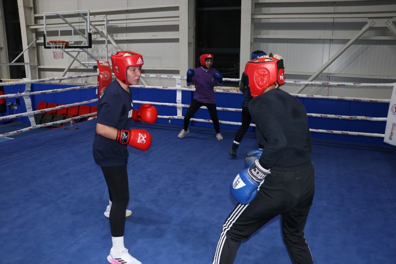 Milli boksör Yonca Gül Yılmaz (fotoğrafta), örnek aldığı olimpiyat madalyalı milli sporcular...