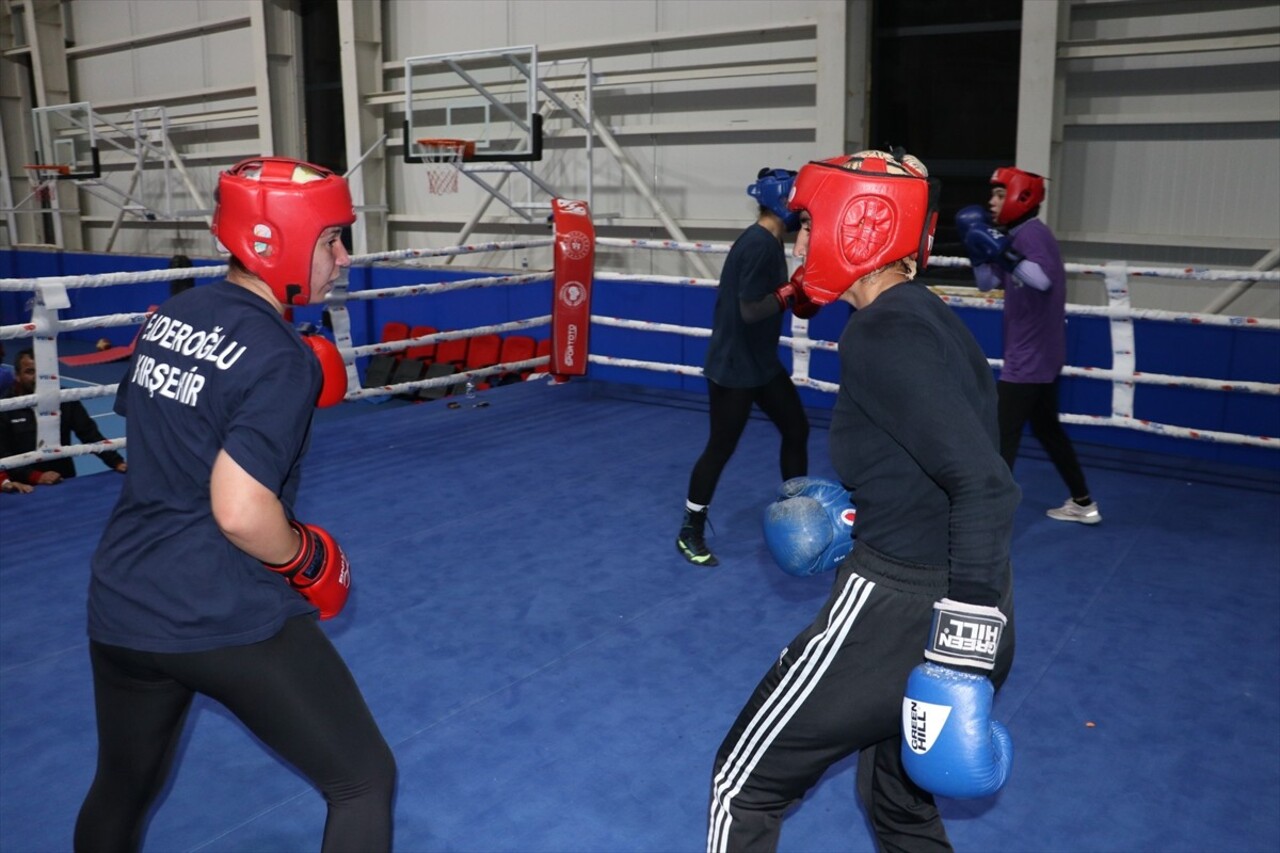 Milli boksör Yonca Gül Yılmaz (fotoğrafta), örnek aldığı olimpiyat madalyalı milli sporcular...