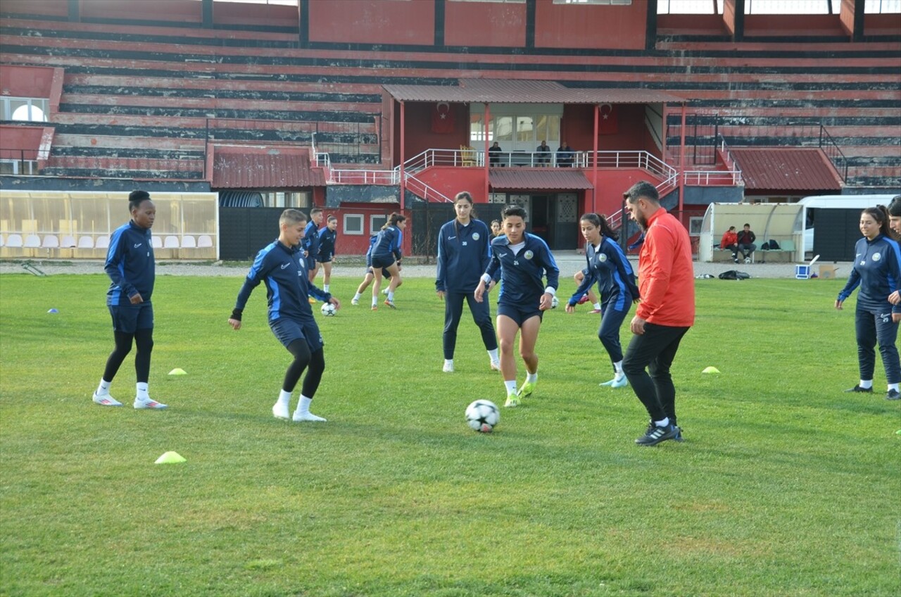 Türkiye Futbol Federasyonu (TFF) Kadınlar 1. Ligi ekiplerinden Yüksekovaspor Kadın Futbol Takımı...