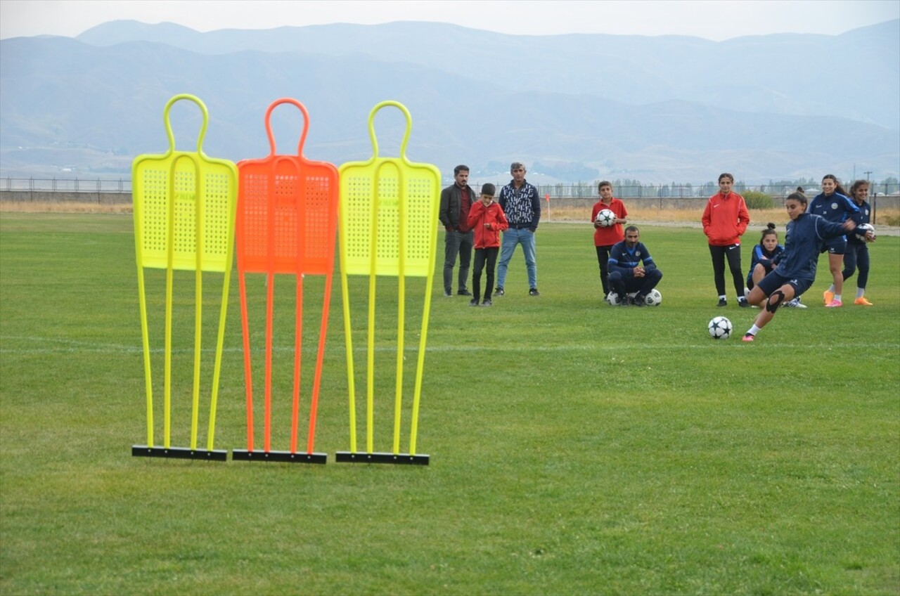 Türkiye Futbol Federasyonu (TFF) Kadınlar 1. Ligi ekiplerinden Yüksekovaspor Kadın Futbol Takımı...