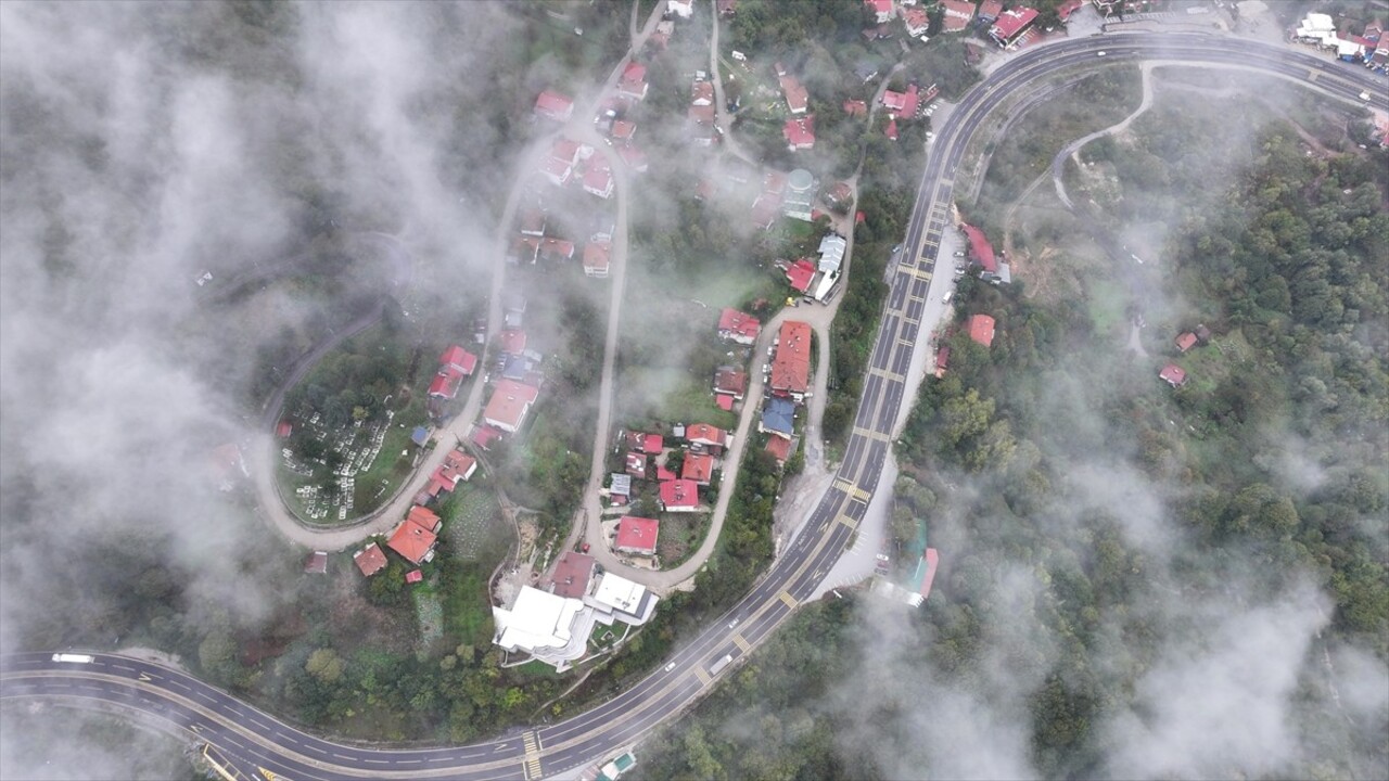 Bolu Dağı'nın Düzce kesiminde sis etkisini gösterdi. Bölgeyi kaplayan sis, havadan...