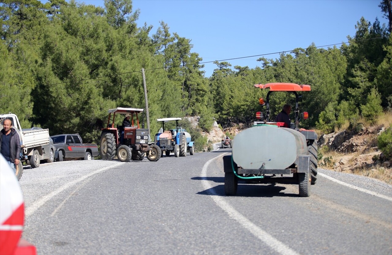 Muğla'nın Menteşe ilçelerindeki orman yangınına havadan ve karadan müdahale sürerken köylüler...