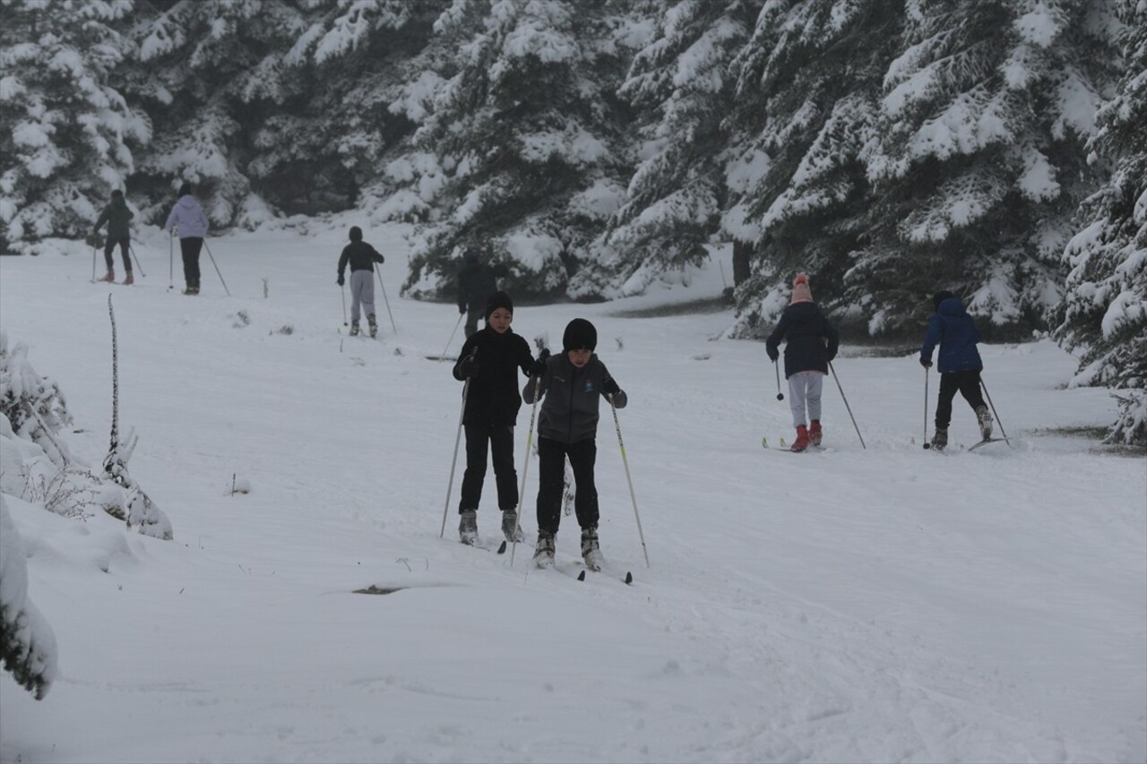 Bolu'nun yüksek kesimlerinde kar yağışını fırsat bilen kayaklı koşu sporcuları antrenmanlara start...