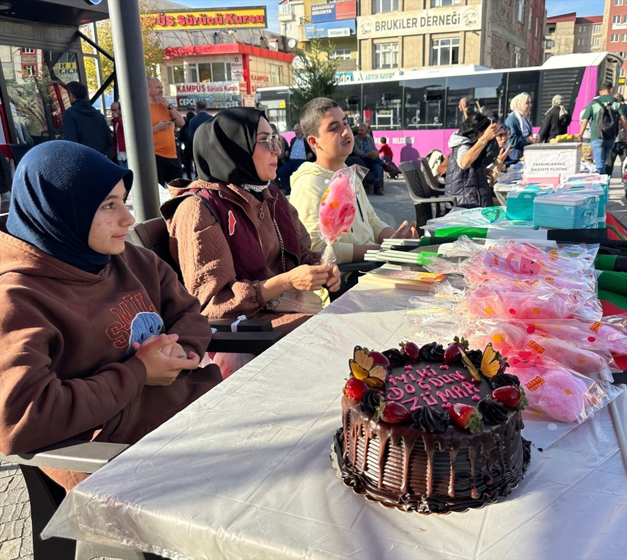 Van'da, Filistin'e Destek Platformu tarafından Beşyol Meydanı'nda "Siyonizme karşı insanlık...