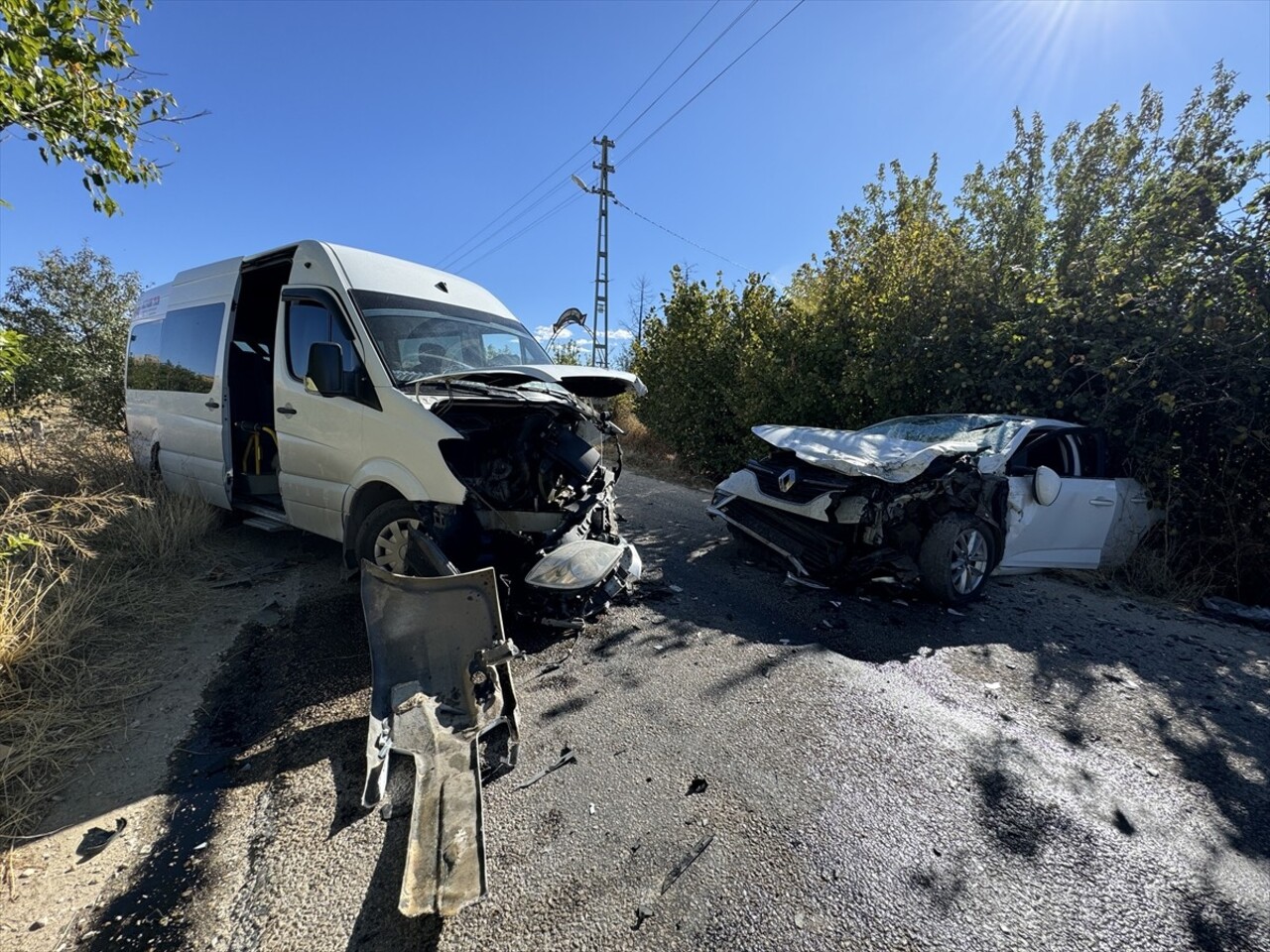 Elazığ'da meydana gelen trafik kazasında 4 kişi yaralandı. İhbar üzerine bölgeye 112 Acil Sağlık...