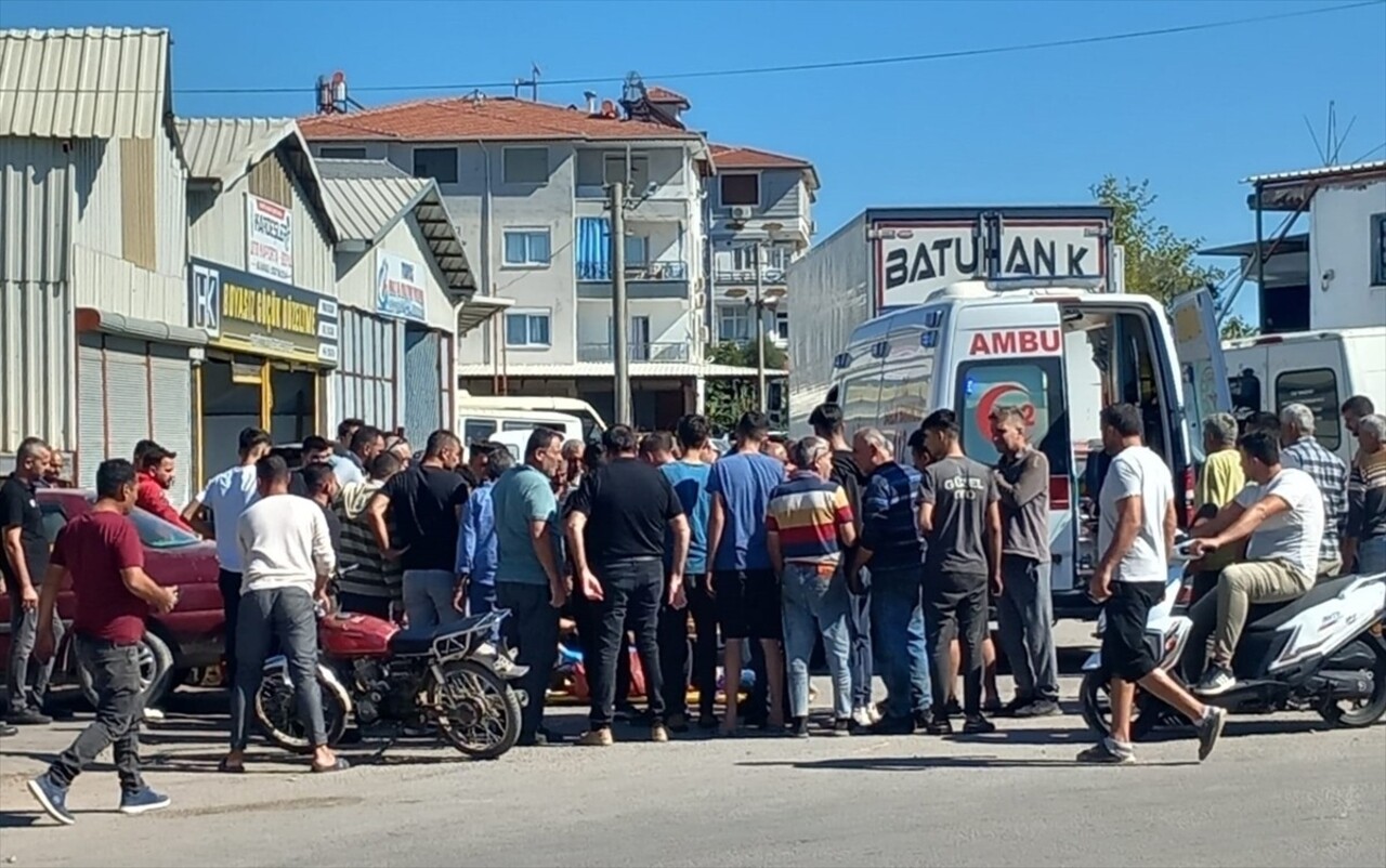 Antalya'nın Serik ilçesinde polis memuru Ali Şen, uğradığı silahlı saldırıda yaralandı. İlk...