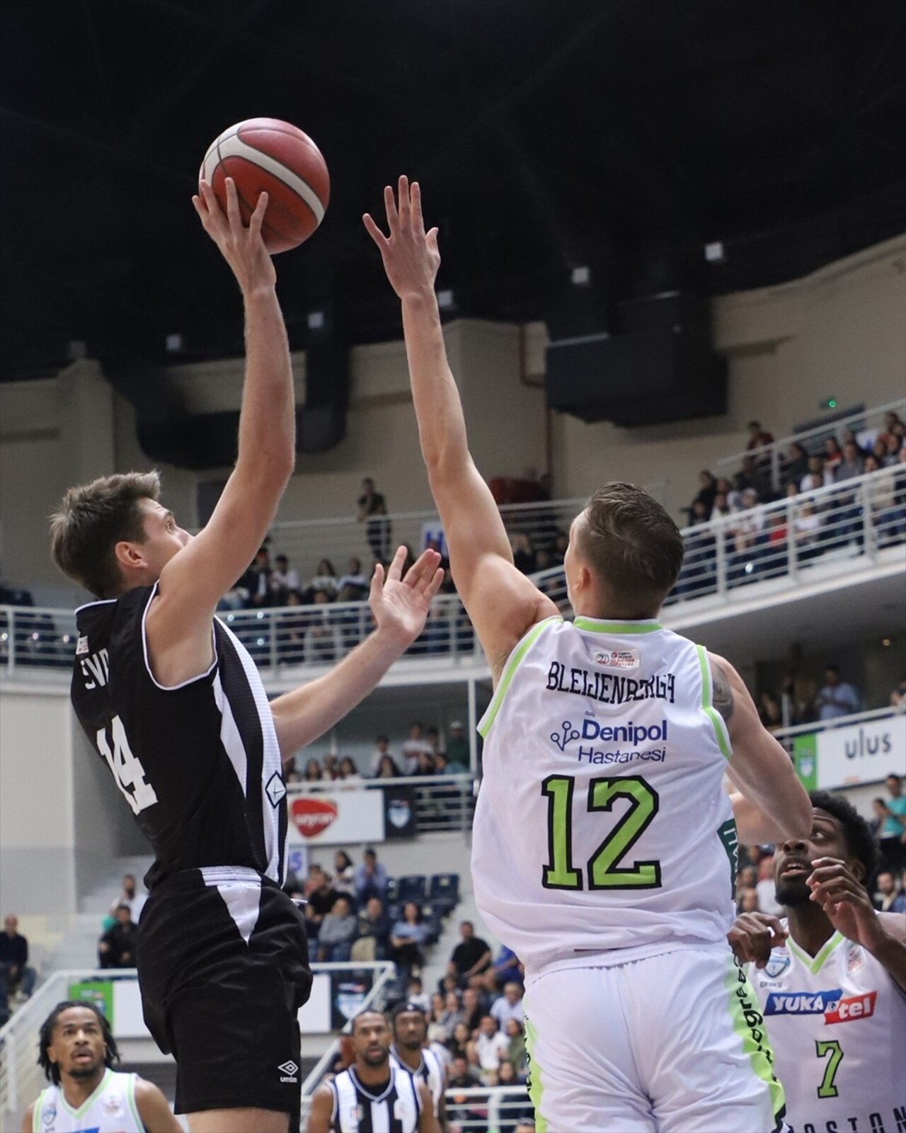 Türkiye Sigorta Basketbol Süper Ligi'nin 3. hafta maçında, Yukatel Merkezefendi Belediyesi Basket...