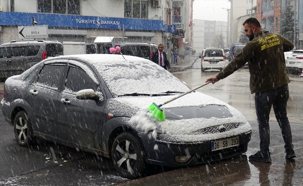 Kars'ın Sarıkamış ilçesinde etkili olan kar, besicilere zor anlar yaşattı. İsli mağara bölgesinde...