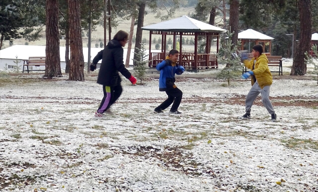 Kars'ın Sarıkamış ilçesinde etkili olan kar, besicilere zor anlar yaşattı. İsli mağara bölgesinde...