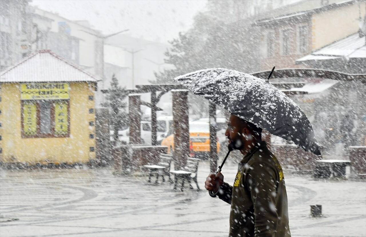 Kars'ın Sarıkamış ilçesinde etkili olan kar, besicilere zor anlar yaşattı. İsli mağara bölgesinde...