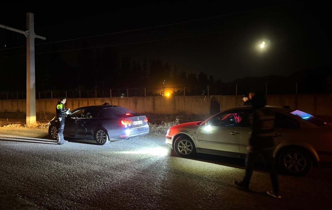 Hatay'ın Dörtyol ilçesinde, polis ekiplerince huzur ve güven uygulaması gerçekleştirildi. 
İlçe...