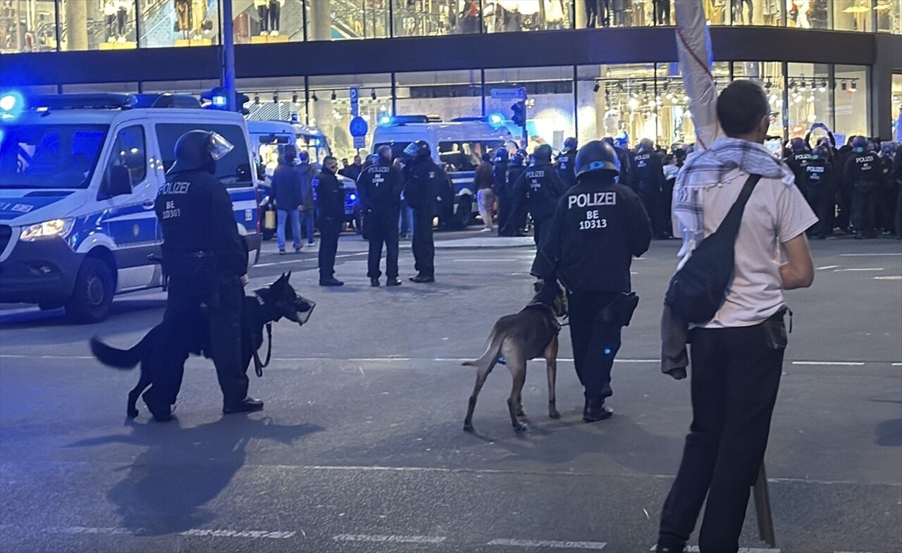 Almanya’nın başkenti Berlin’de düzenlenen Filistin’e destek gösterisinde polis, göstericilere...