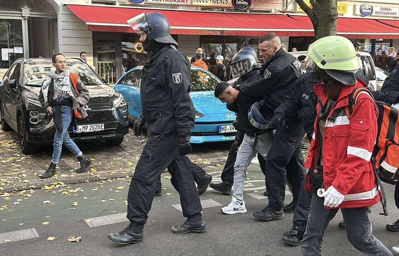 Almanya’nın başkenti Berlin’de düzenlenen Filistin’e destek gösterisinde polis, göstericilere...