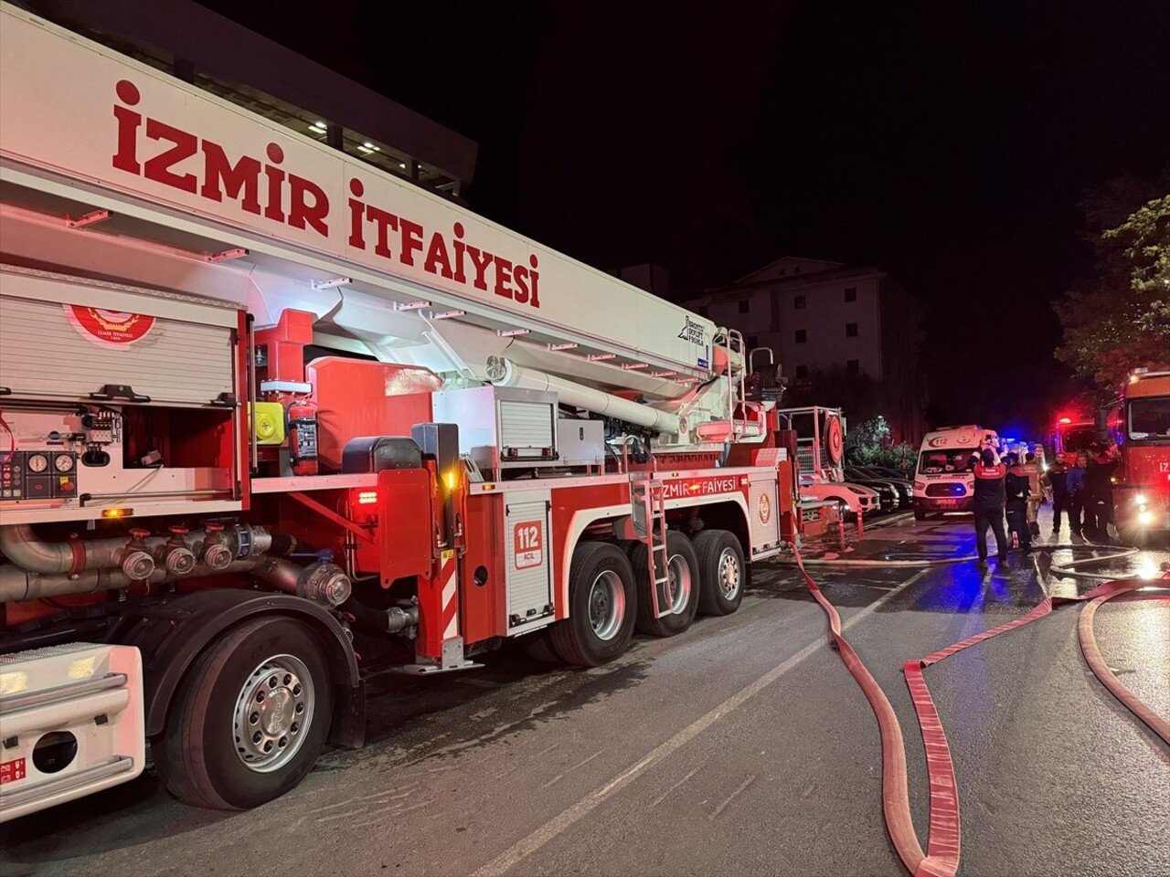 İzmir'in Bayraklı ilçesinde çok katlı binada çıkan yangın itfaiye ekiplerince...