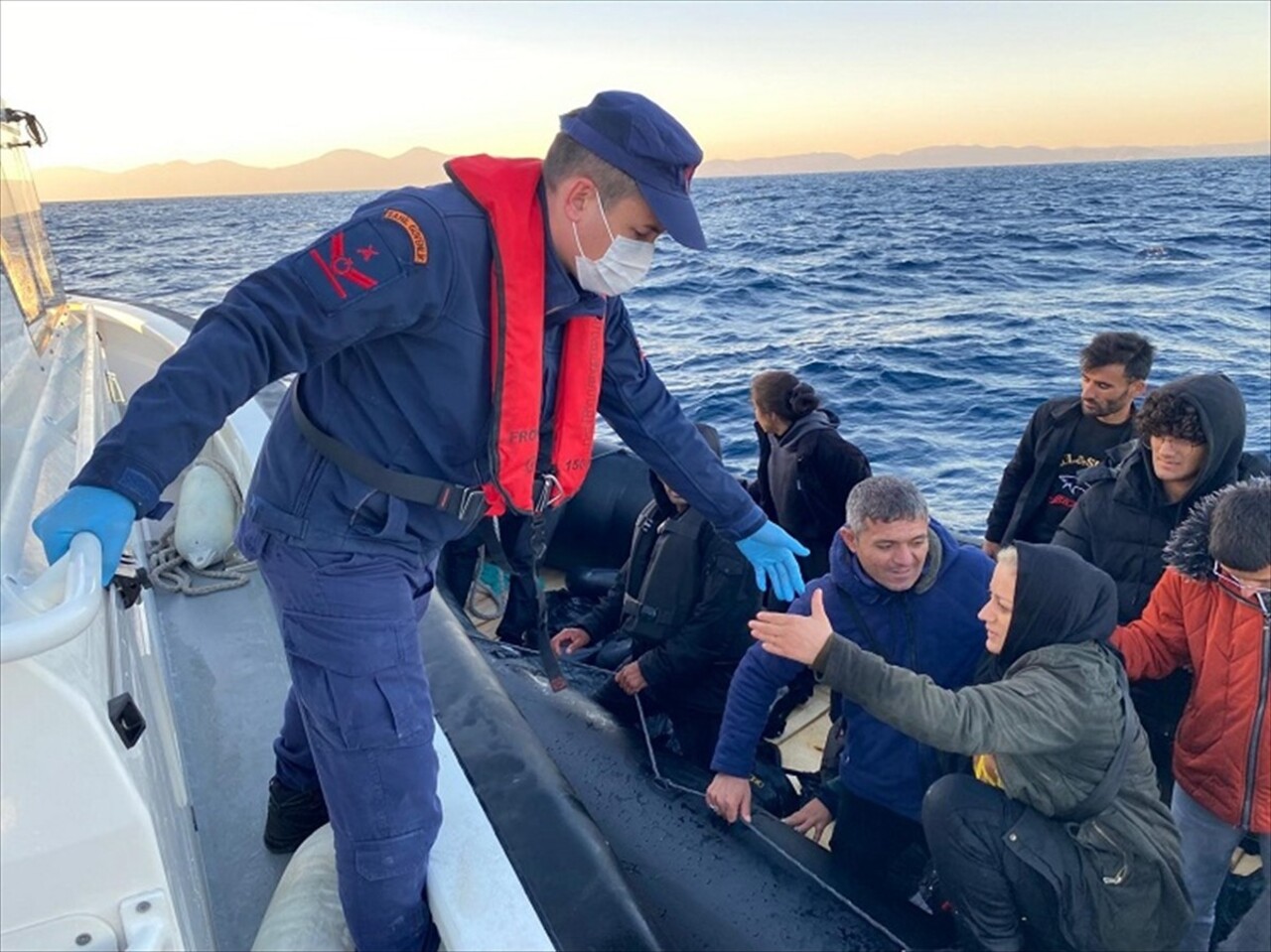 İzmir'in Menderes ilçesi açıklarında Yunanistan unsurlarınca Türk kara sularına geri itilen 29...