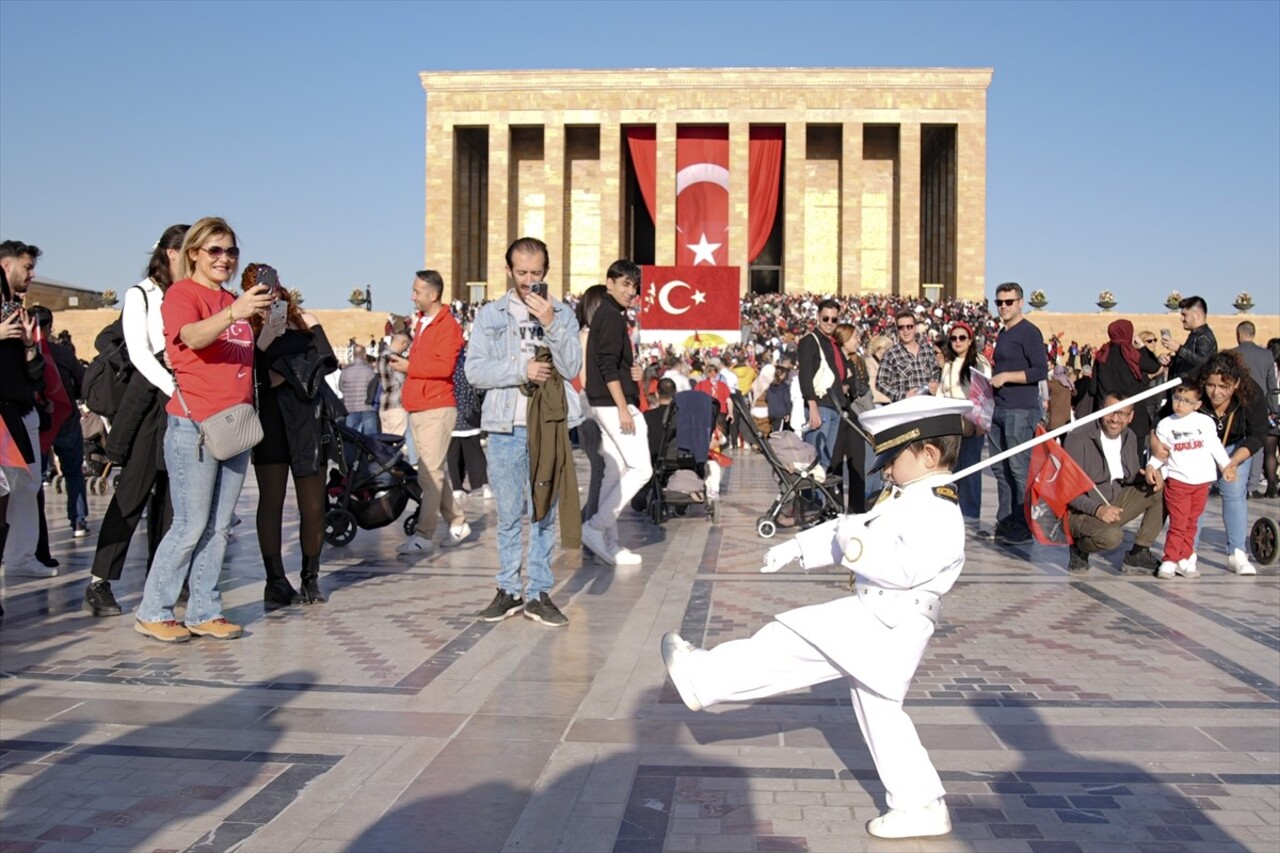 Anıtkabir'de, giydiği askeri kıyafetle askerlerin nöbet değişimini taklit eden 3 yaşındaki Barskan...