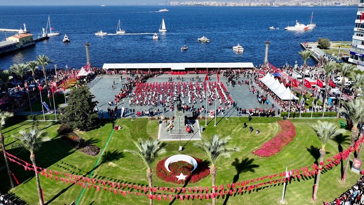 Cumhuriyet'in kuruluşunun 101. yıl dönümü ve 29 Ekim Cumhuriyet Bayramı dolayısıyla İzmir'deki...