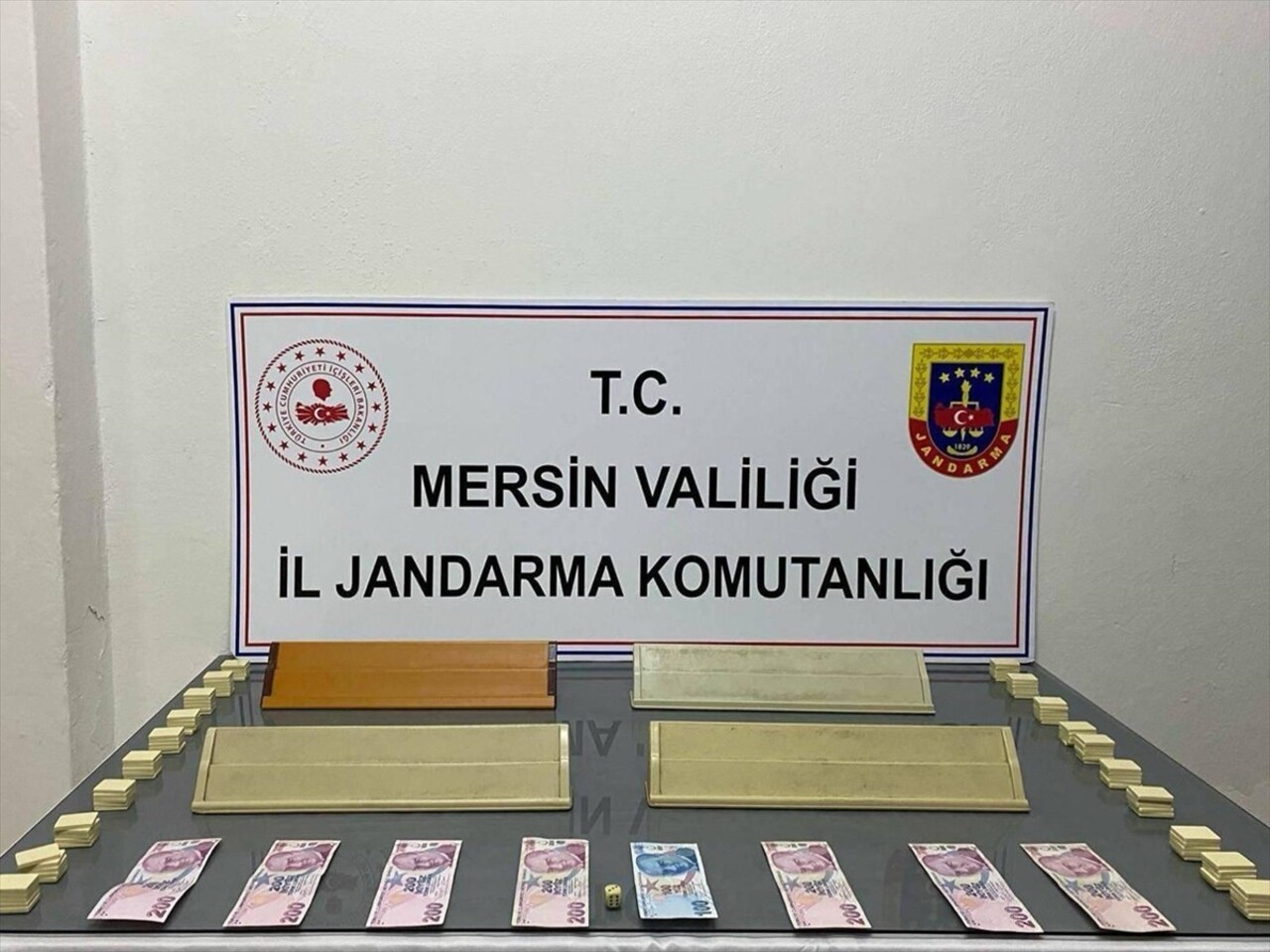 Mersin'de jandarma ekiplerinin kumar operasyonunda suçüstü yakalanan 4 şüpheliye 25 bin 700 lira...