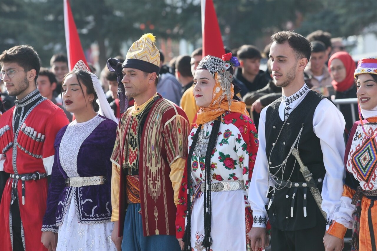 Kars'ın düşman işgalinden kurtuluşunun 104. yıl dönümü törenle kutlandı. Törende, Halk oyunları...