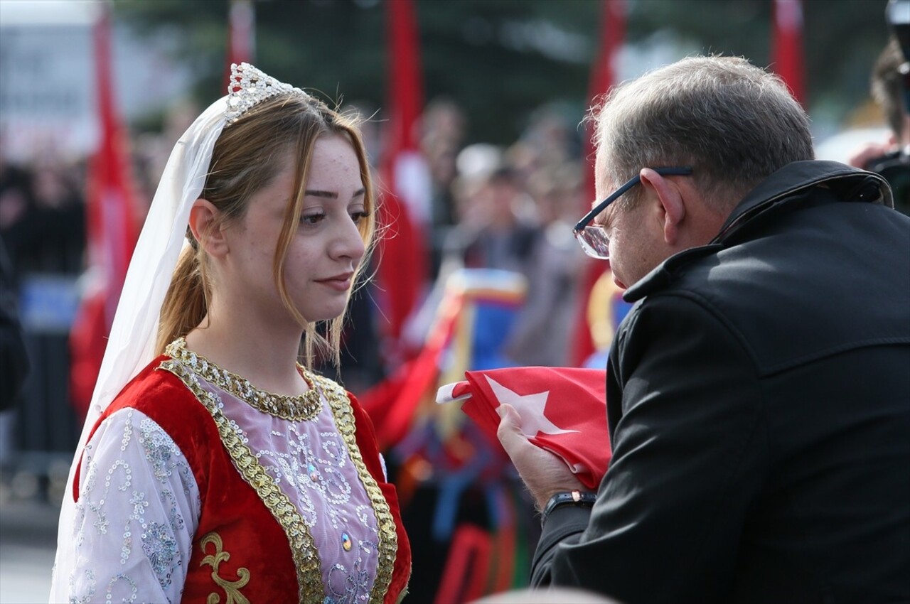 Kars'ın düşman işgalinden kurtuluşunun 104. yıl dönümü törenle kutlandı. Törende, Halk oyunları...