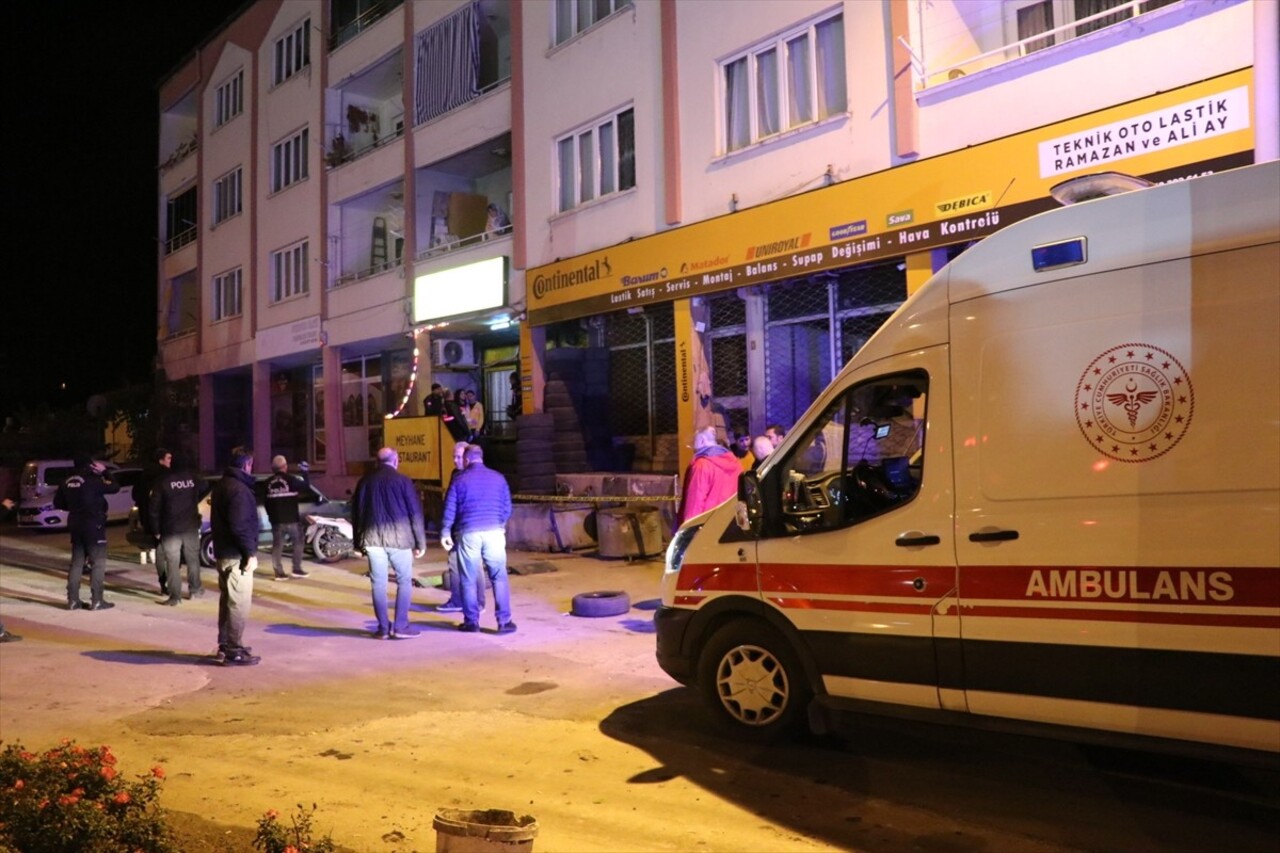 Burdur'da alkollü restoranda silahla vurulan kişi yaşamını yitirdi. Polis ekipleri olay yerinde...