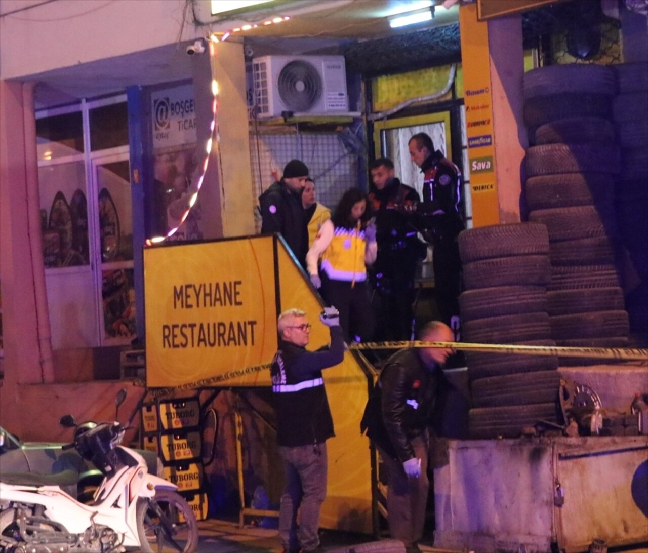 Burdur'da alkollü restoranda silahla vurulan kişi yaşamını yitirdi. Polis ekipleri olay yerinde...