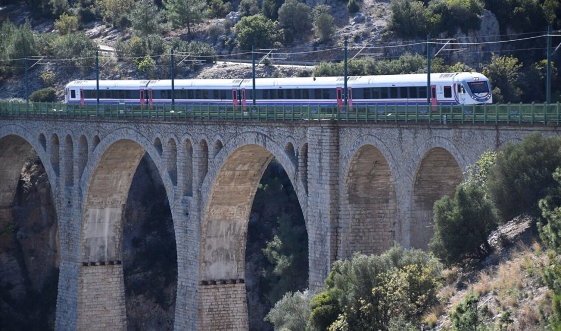 Adana'da düzenlenen etkinlikte katılımcılar,