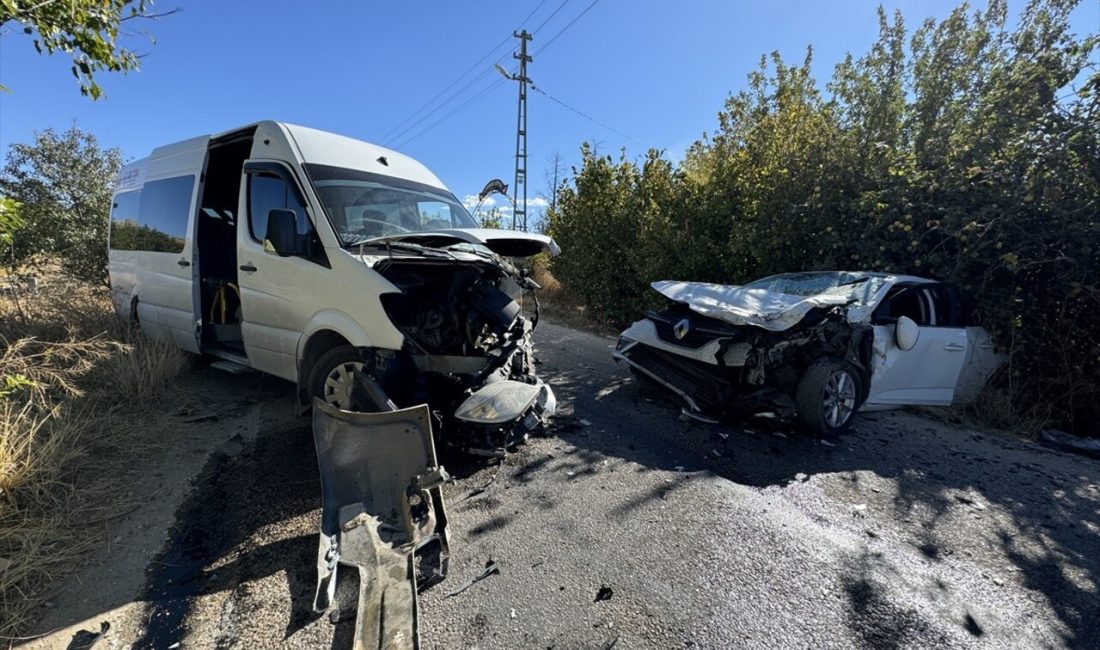 Elazığ'da minibüs ve otomobilin