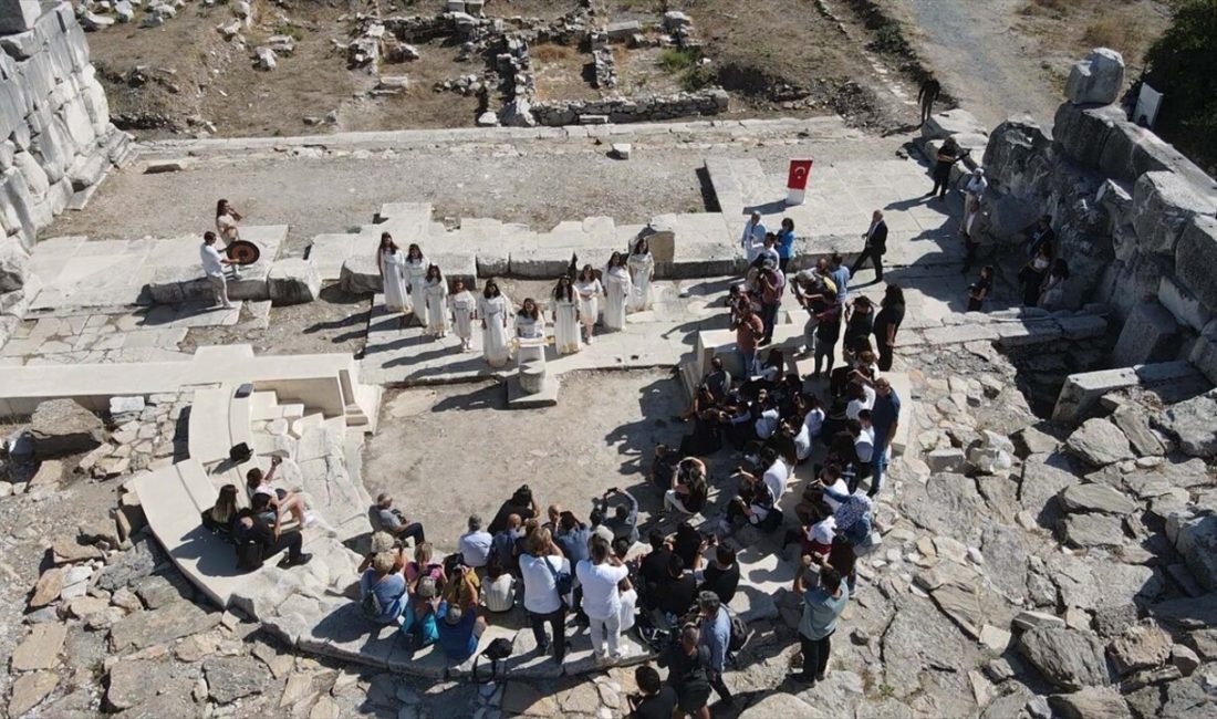 Stratonikeia Antik Kenti'nde öğrenciler,