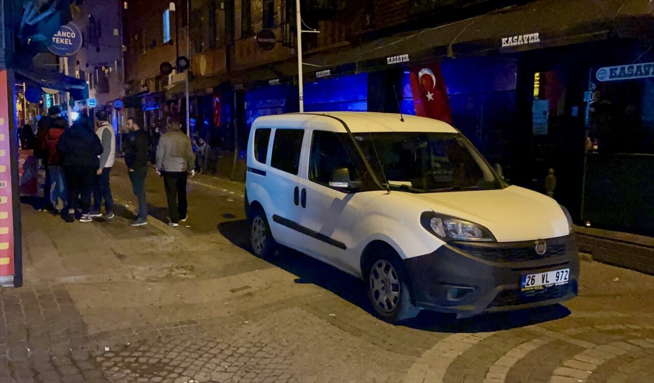 Eskişehir'in Tepebaşı ilçesinde kar maskeli şüpheli, iki ayrı olayla 2 kişiyi silahla yaraladı....