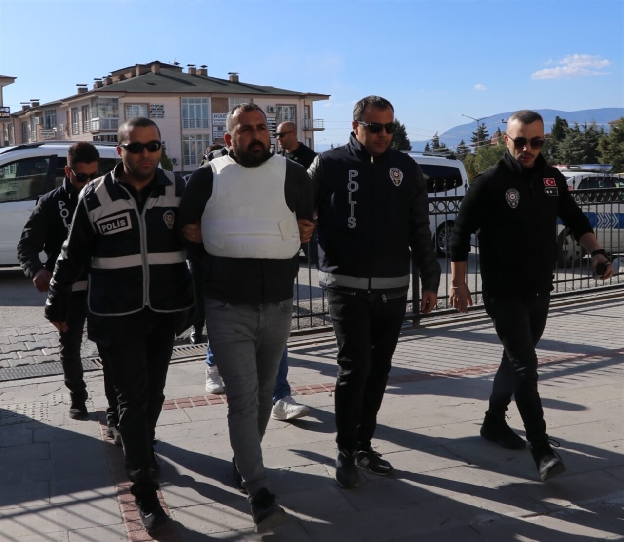 Burdur'da restoranda bir kişiyi silahla öldüren zanlı, adliyeye sevk edildi. 