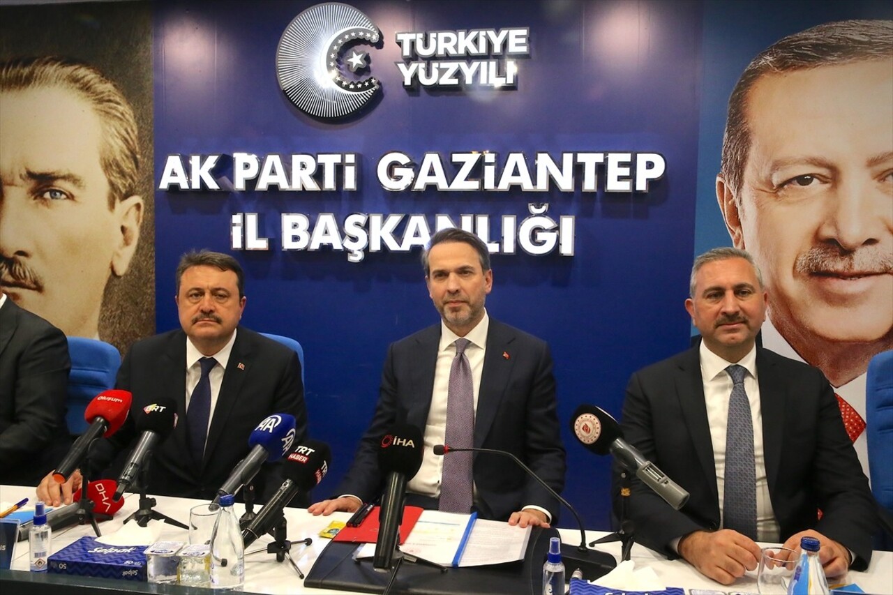 Enerji ve Tabii Kaynaklar Bakanı Alparslan Bayraktar, AK Parti Gaziantep İl Başkanlığını ziyaret...