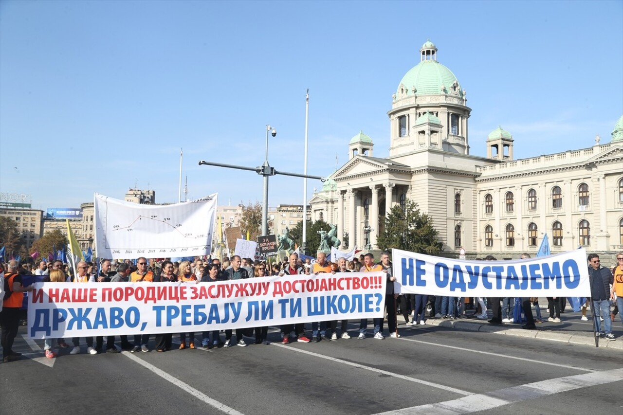 Sırbistan'ın başkenti Belgrad'da toplanan binlerce eğitim çalışanı hükümetin maaşlara yönelik zam...