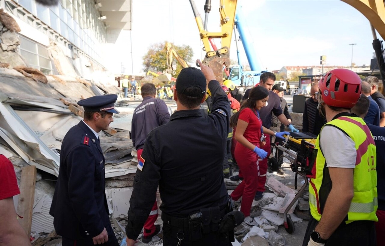 Sırbistan'ın Novi Sad şehrindeki tren istasyonunun beton sundurmasının çökmesi sonucu enkazda...