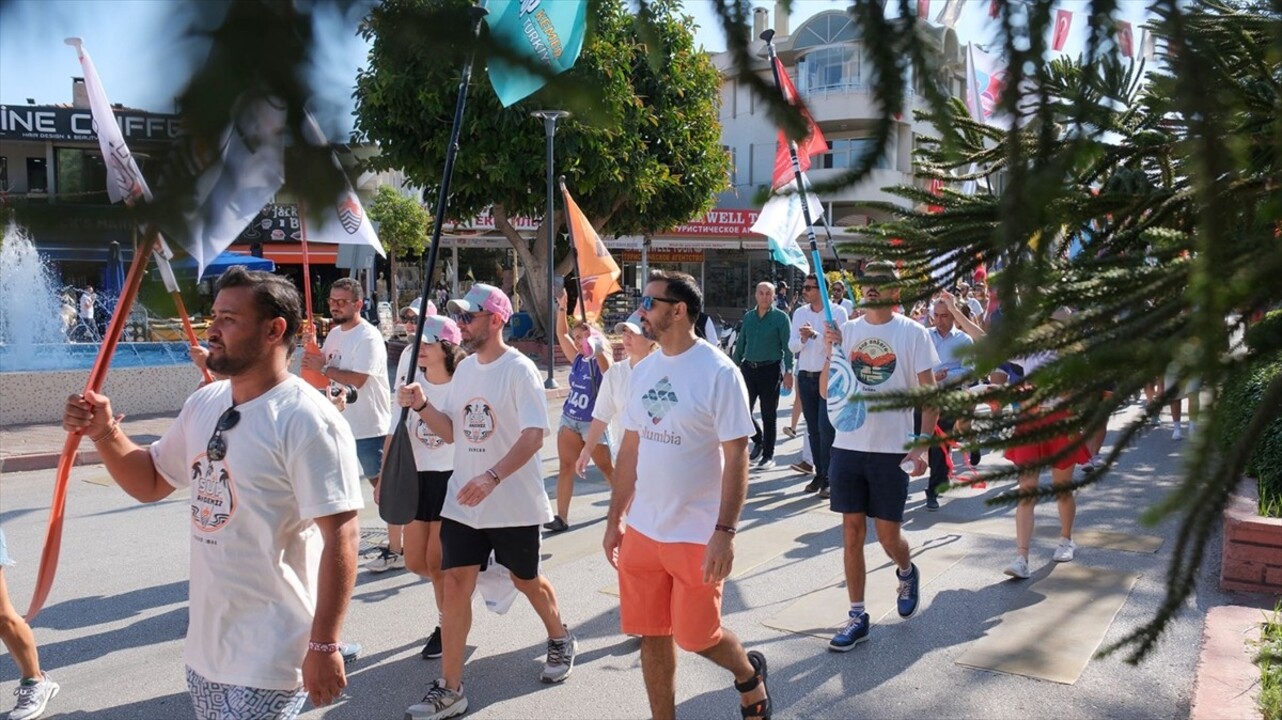 2. Uluslararası Kürek Sörfü Kupası, Antalya'nın Kemer ilçesinde başladı. Kemer Belediyesinin...