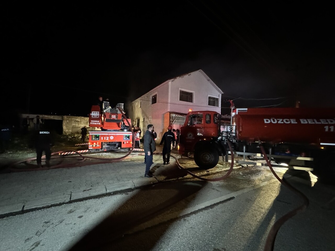 Düzce'de çıkan yangında iki ev ile odunlukta hasar meydana geldi. İtfaiye ekiplerinin...