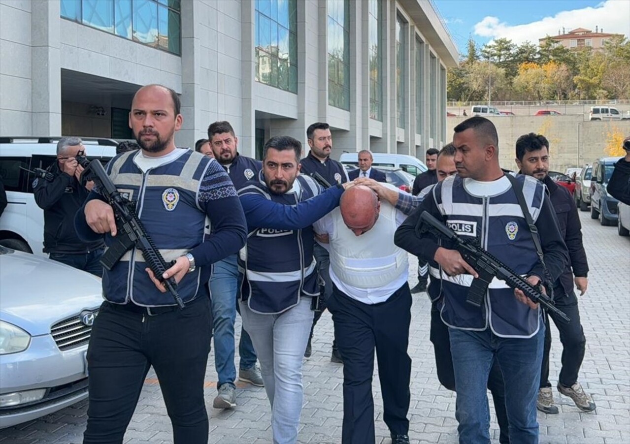 Kırıkkale'nin Balışeyh ilçesinde tabancayla Belediye Başkanı Hilmi Şen ile özel koruması Mikail...