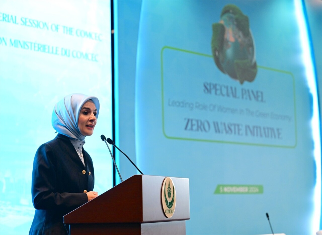 Aile ve Sosyal Hizmetler Bakanı Mahinur Özdemir Göktaş, Lütfi Kırdar Kongre Merkezi'ndeki İslam...