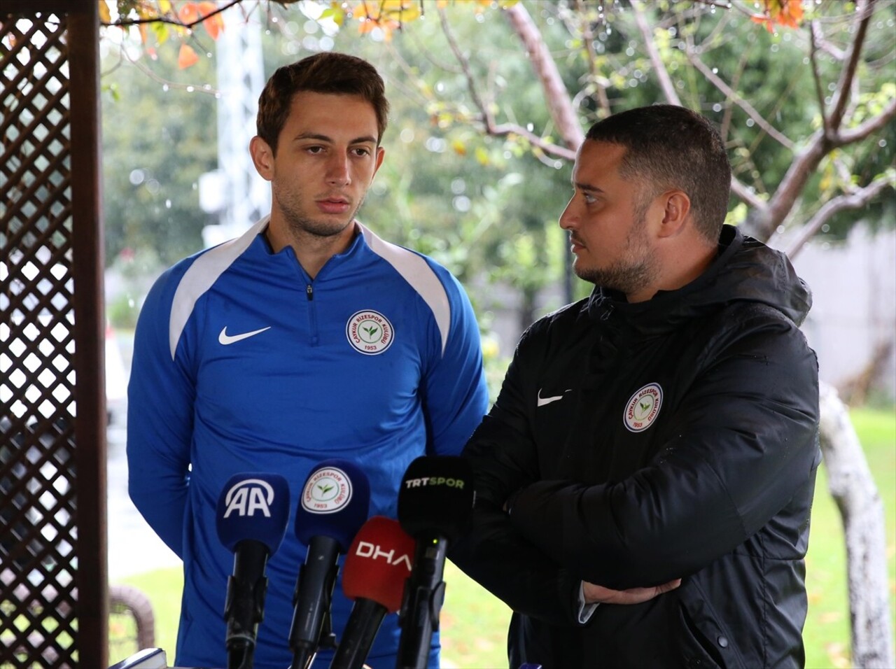 Trendyol Süper Lig ekiplerinden Çaykur Rizespor'un oyuncusu Giannis Papanikolaou (solda), Mehmet...