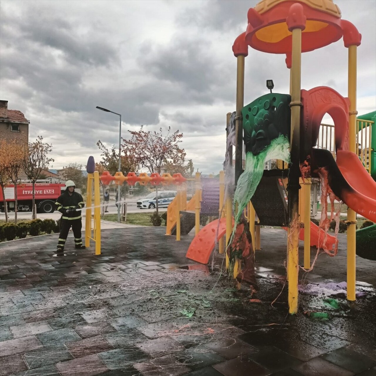 Çorum'da Azerbaycan Caddesi'ndeki bir parkta yer alan bir oyun grubunda yangın çıktı. İtfaiye...