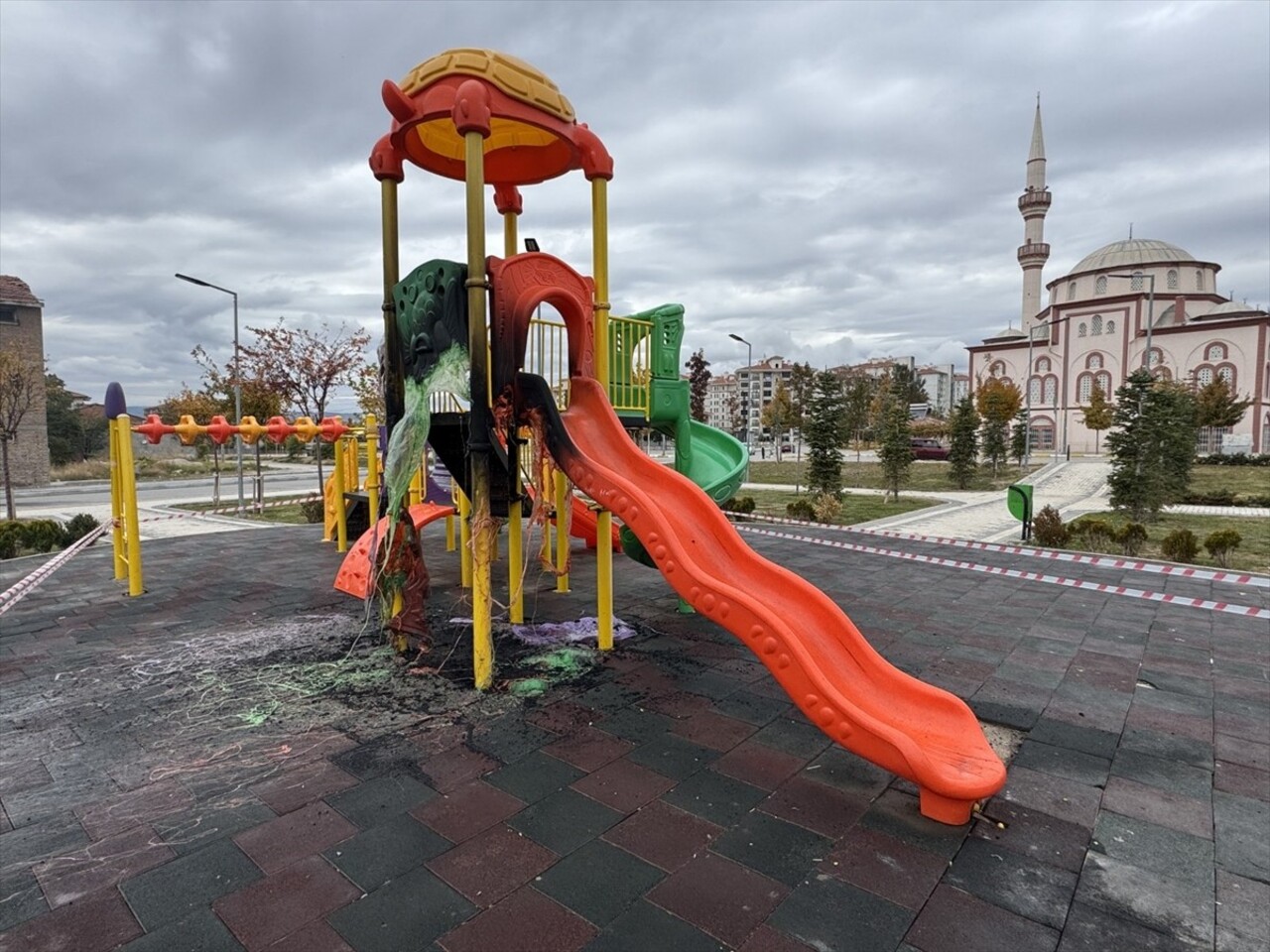 Çorum'da Azerbaycan Caddesi'ndeki bir parkta yer alan bir oyun grubunda yangın çıktı. İtfaiye...