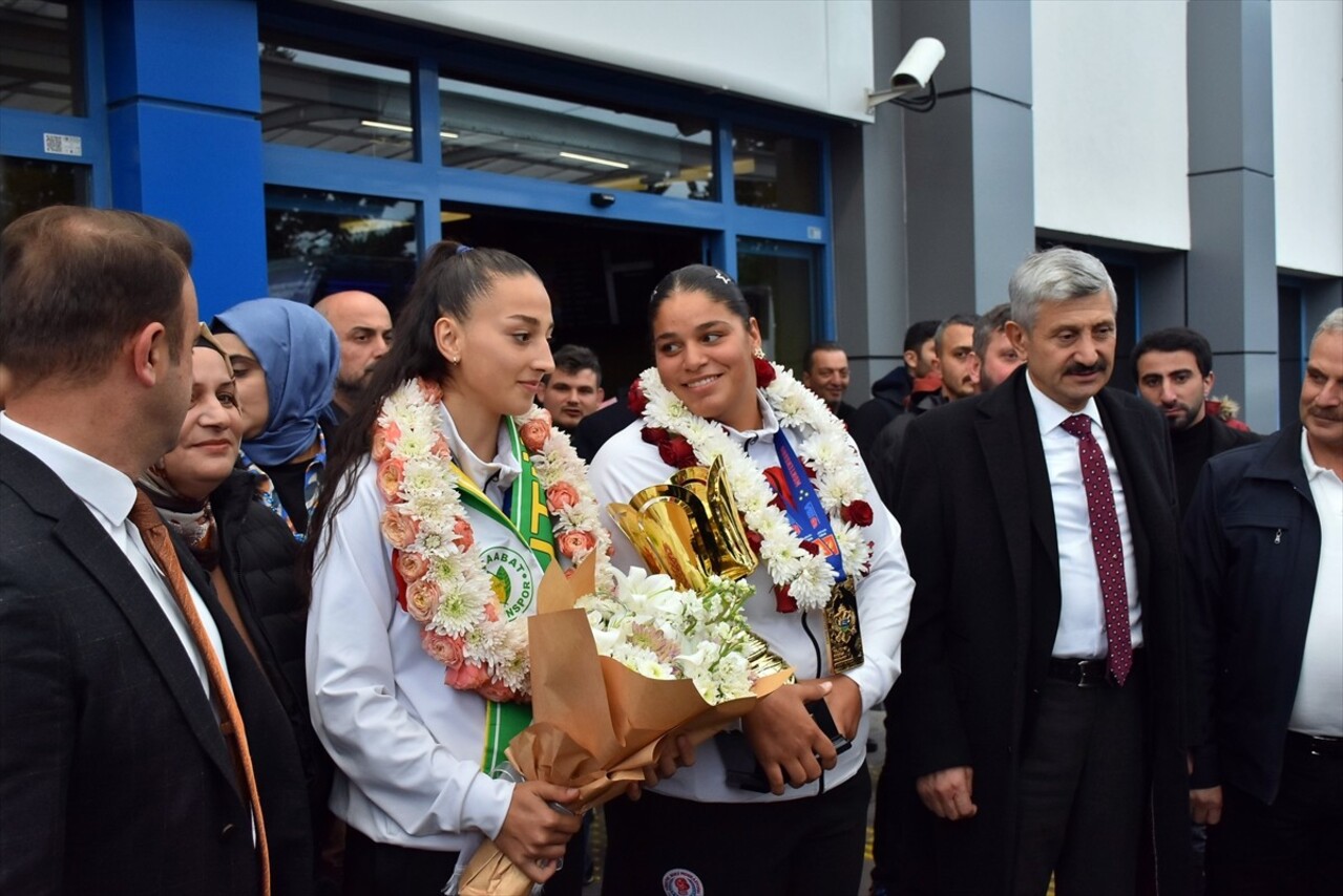 Karadağ'ın Budva kentinde düzenlenen Dünya Gençler Boks Şampiyonası'nda madalya kazanan Havvanur...