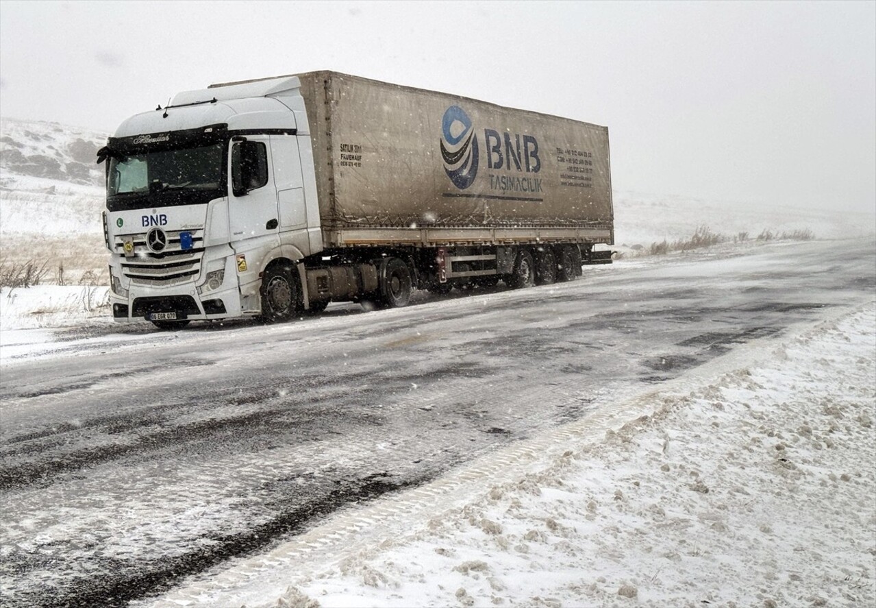 Ardahan'ın yüksek noktalarında etkisini artıran kar ve tipi sebebiyle kenti Karadeniz'e bağlayan...