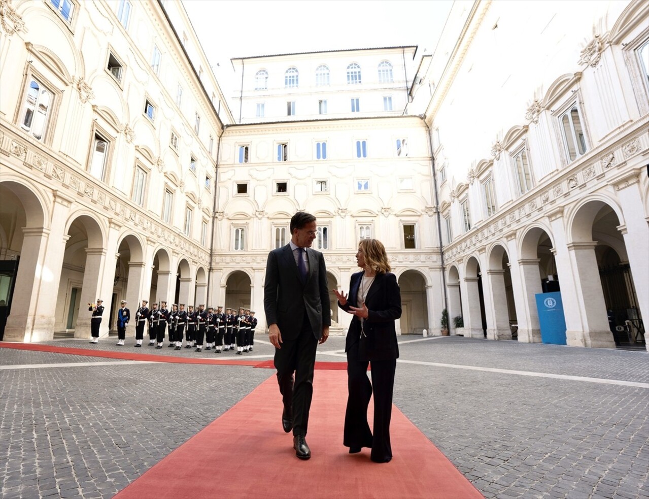 İtalya Başbakanı Giorgia Meloni (sağda), NATO Genel Sekreteri Mark Rutte (solda) ile Roma'daki...