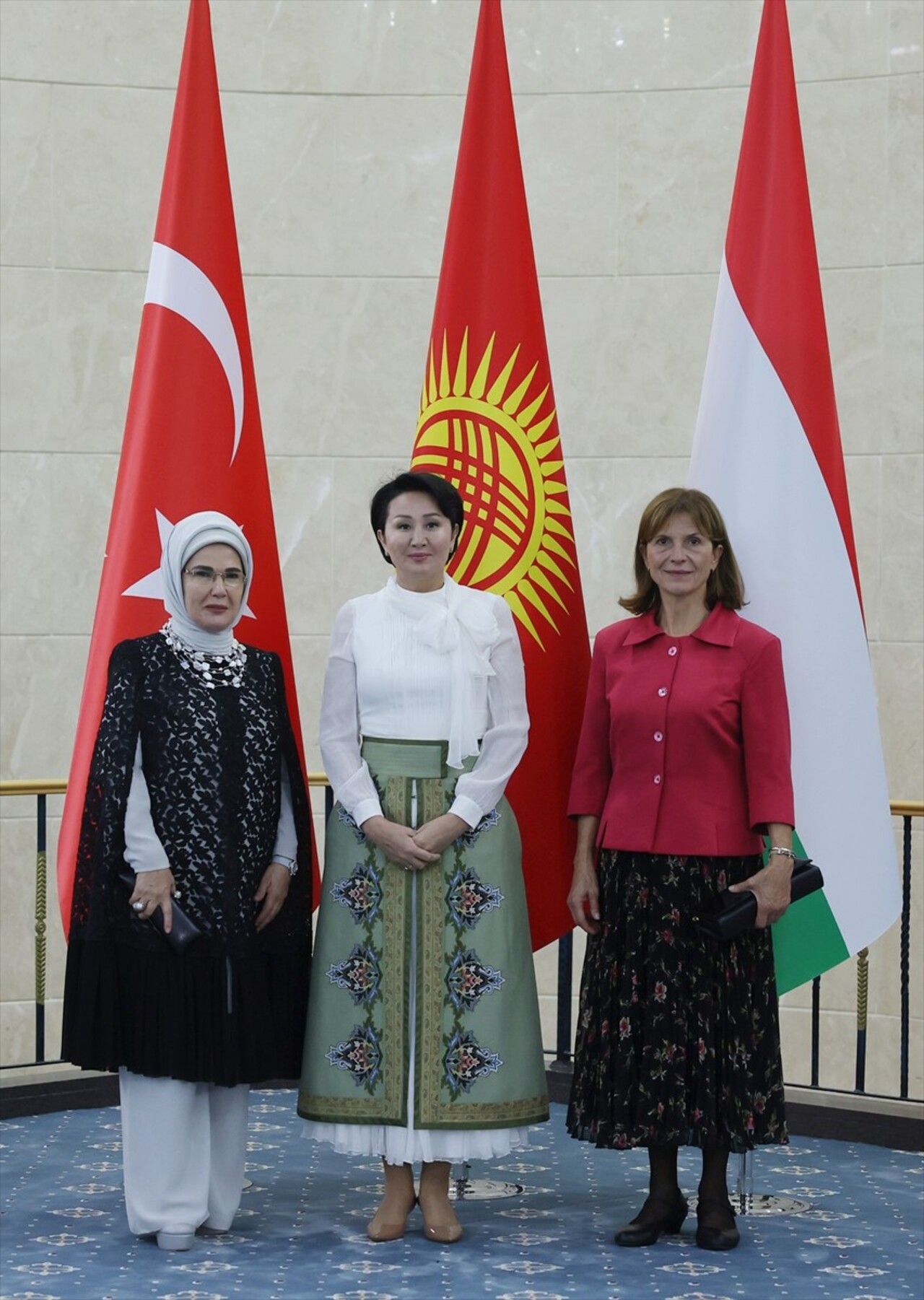 Kırgızistan Cumhurbaşkanı'nın eşi Aygül Caparova (ortada), Kırgızistan'a bugün resmi ziyaret...