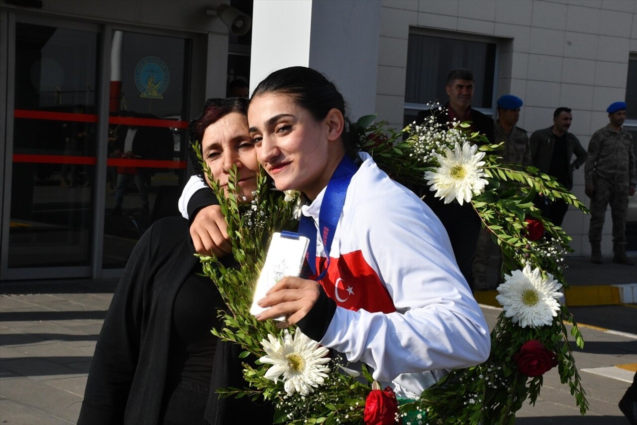 Karadağ'da düzenlenen Dünya Gençler Boks Şampiyonası'ndan gümüş madalya ile dönen milli sporcu...