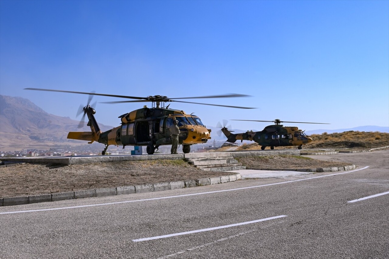 Beton duvar inşası ve hendek kazma çalışmalarının devam ettiği Van-İran sınır hattında, güvenlik...