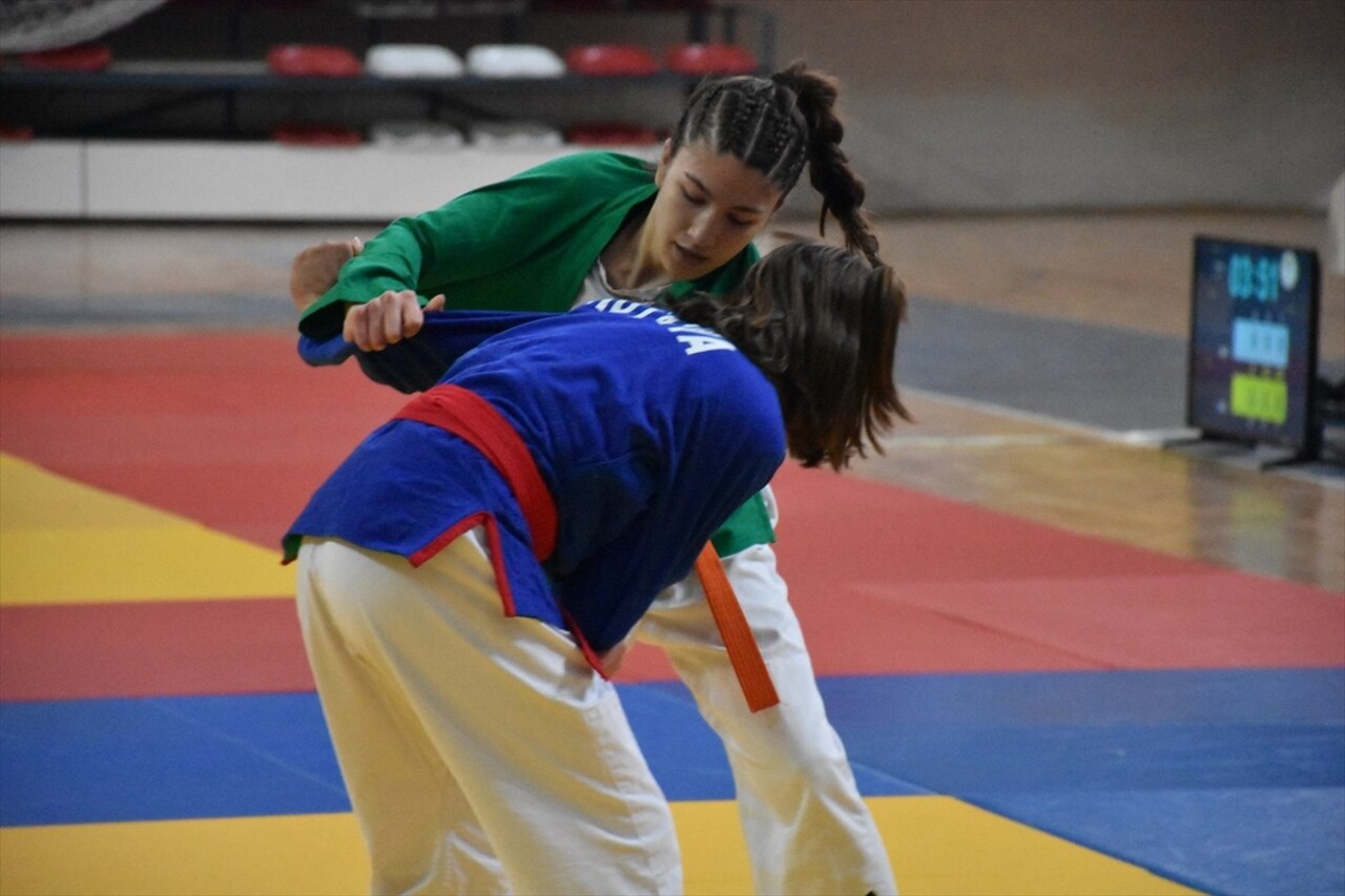 Judo ve güreşe benzerliğiyle dikkat çeken kuraşta, gerçekleştirilen turnuvalar ve çalışmalarla...