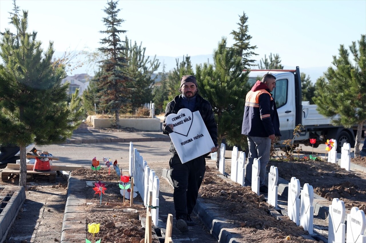 Sivas'ta arazide cesedi bulunan ve çocuk mezarlığında toprağa verilen bebeğin mezar taşına...